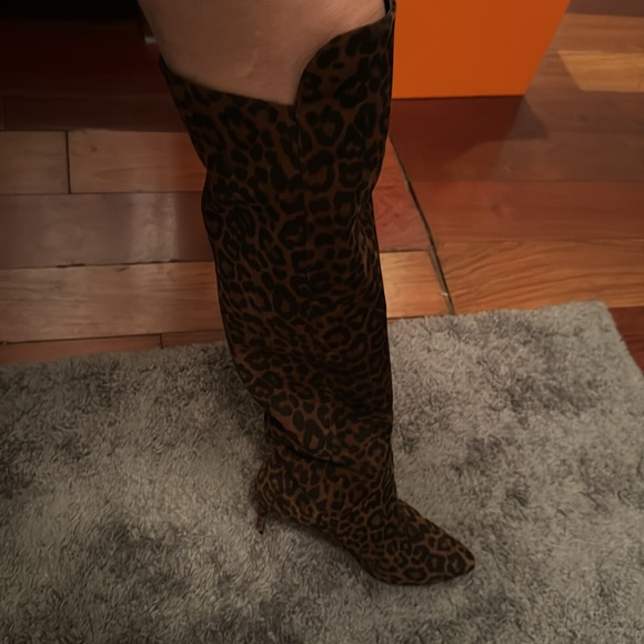 Sexy suede leopard Worn 1x see on bottom all suede is perfection not one flaw - Picture 4 of 4